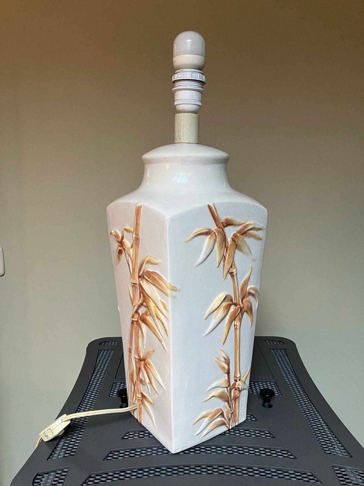 Vintage Italiaanse Tafellamp met Bamboe Reliëf, Met schakelaar, Overige merken, Gebruikt, Beige