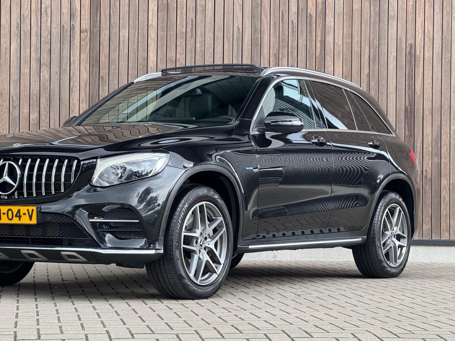 Mercedes-Benz GLC-klasse 350e 4MATIC AMG-Line|Pano|Sidesteps, Auto's, Automaat, Dealer onderhouden, Gebruikt, 4 cilinders