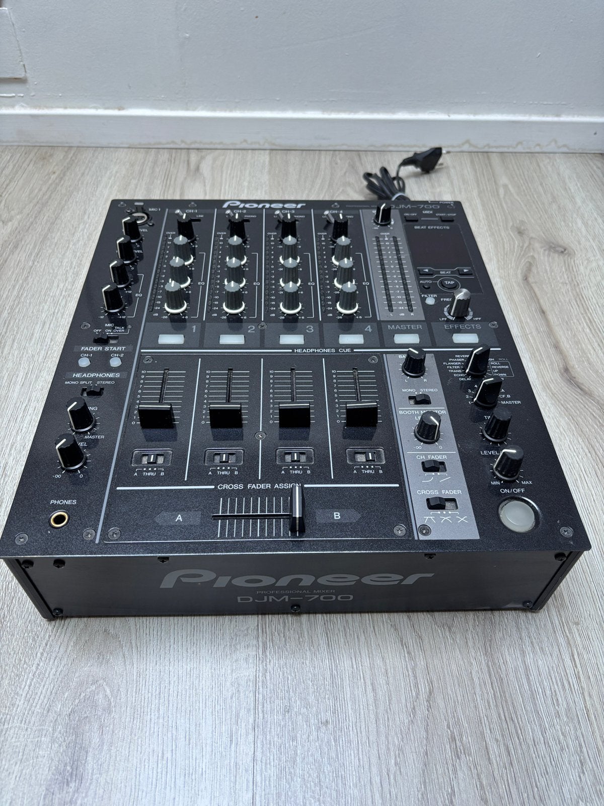 Pioneer DJM700 4 Kanaals Mengpaneel / mixer voor DJ, Ophalen, Zo goed als nieuw, Minder dan 5 kanalen, Microfooningang