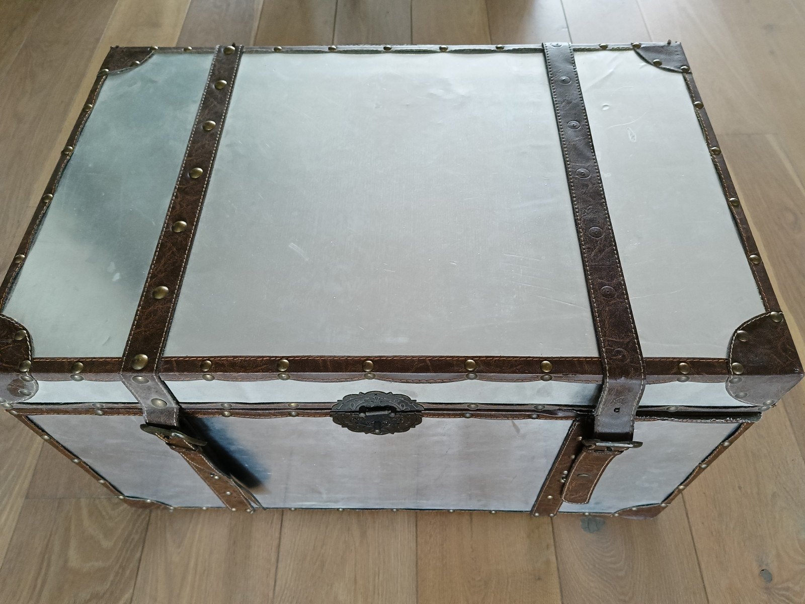 Vintage aluminium koffer/kist met leren banden, Ophalen, Gebruikt, 50 tot 100 cm, Overige materialen
