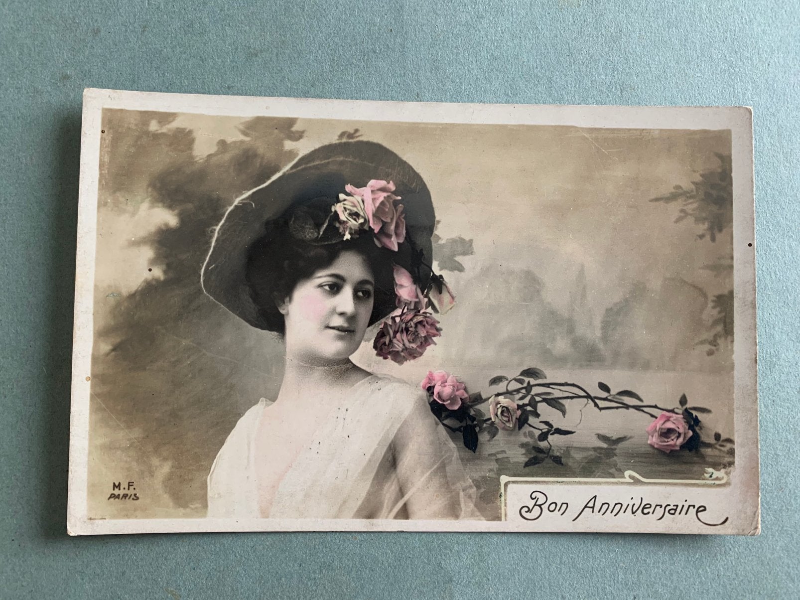 Bon Anniversaire - dame met hoed, Ophalen of Verzenden, Voor 1920, Ongelopen, Overige thema's