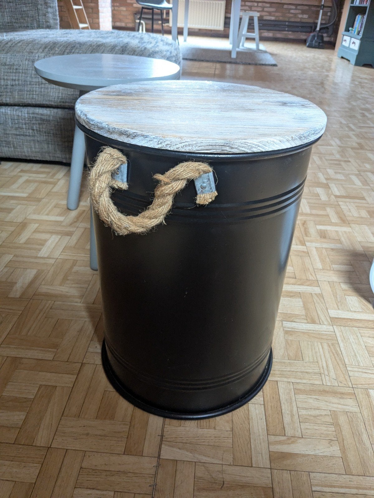 Zwarte opbergton met houten deksel en touw handvatten, Huis en Inrichting, Ophalen, Landelijk, Metaal, Gebruikt