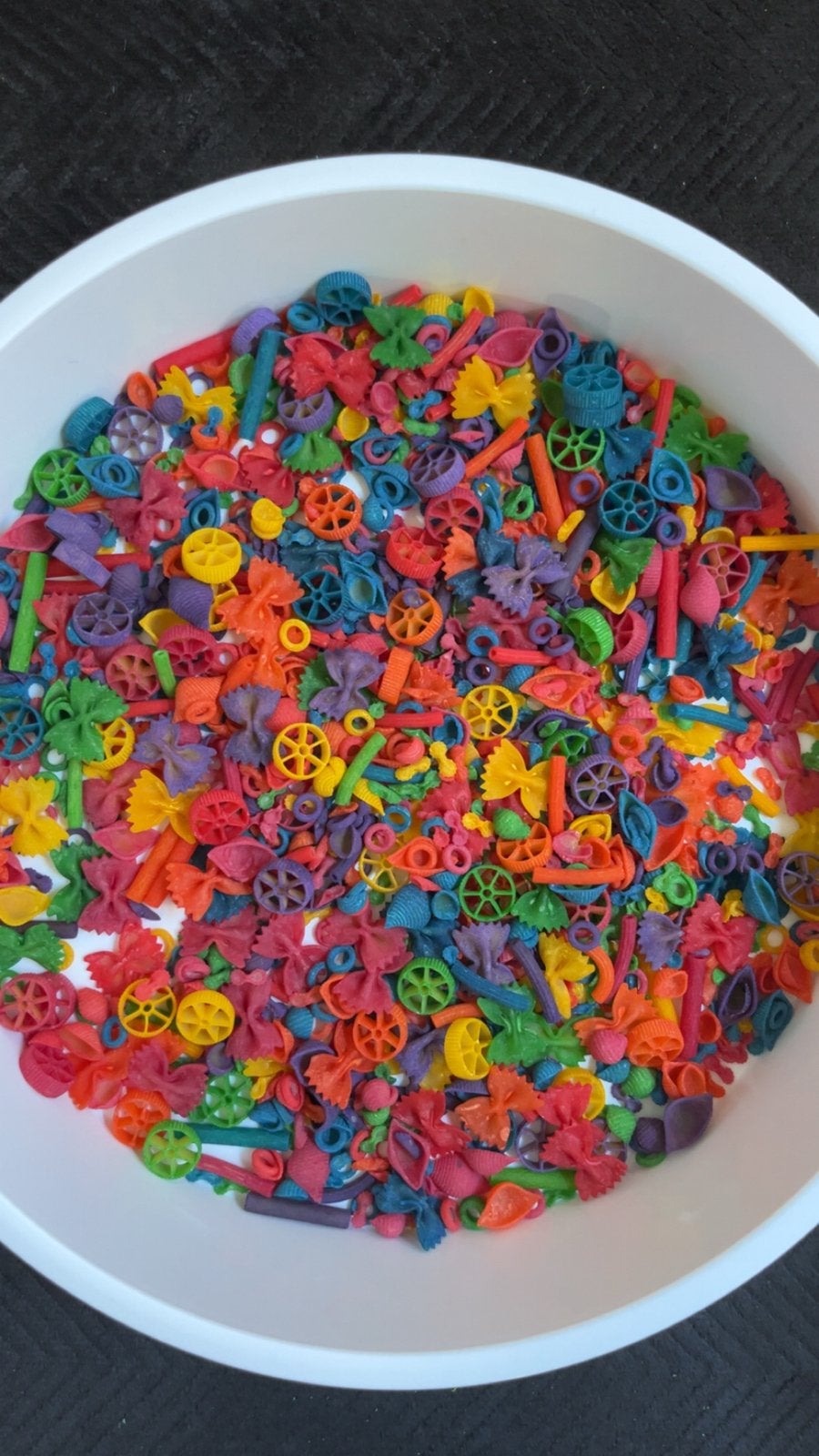 Gekleurde regenboog pasta voor sensorisch spel, Hoogersmilde Beilervaart 1, Knutselen, Ophalen of Verzenden, Info@sensoplay.nl
