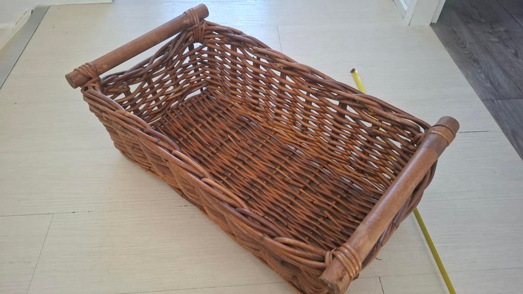 Rieten mand met houten handvatten, Gebruikt, Mand, Ophalen of Verzenden, Riet