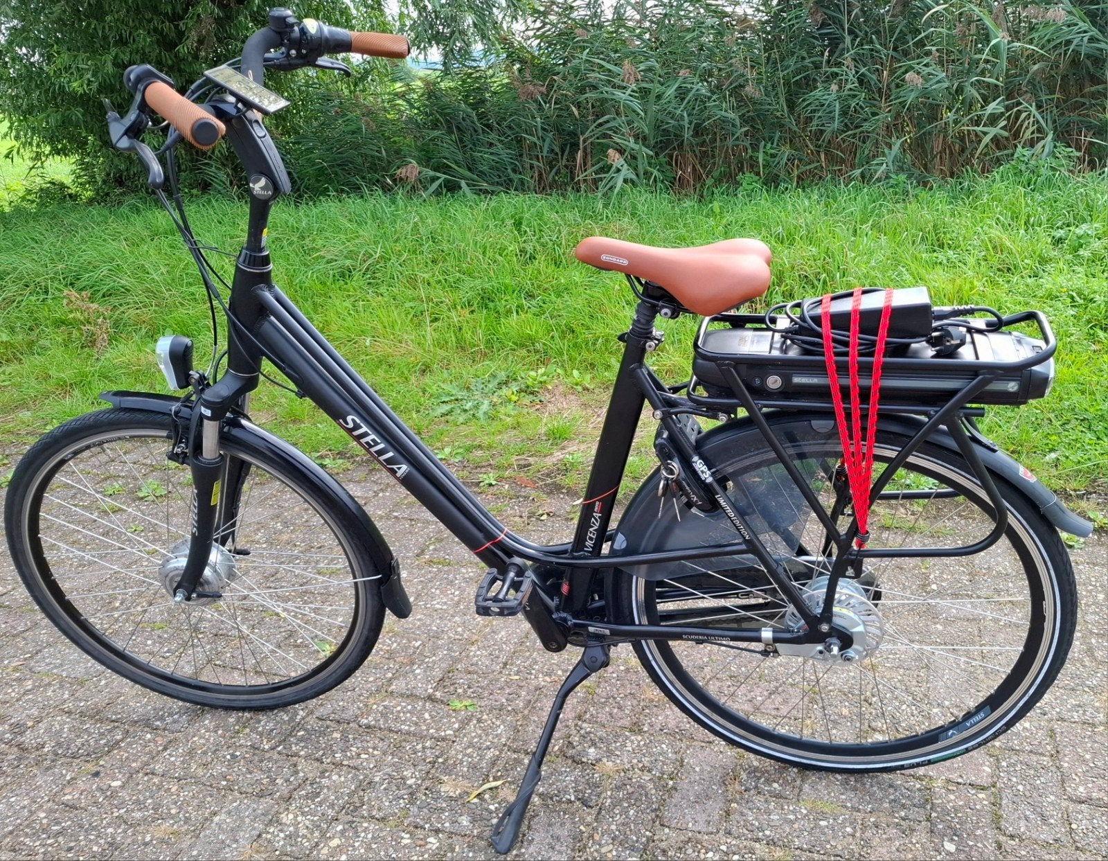 Foto 6 van Mooie mat zwarte elektrische Stella damesfiets, E-bike✅️