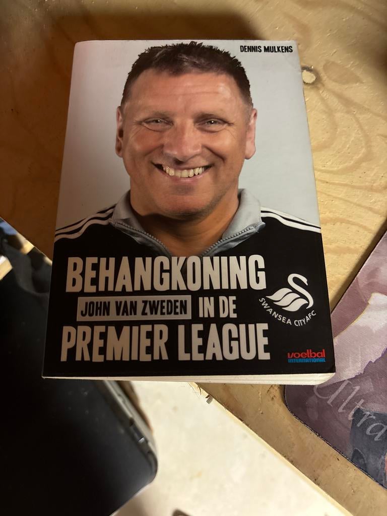 Behangkoning: John van Zweden in de Premier League, Ophalen of Verzenden, Gelezen, Balsport