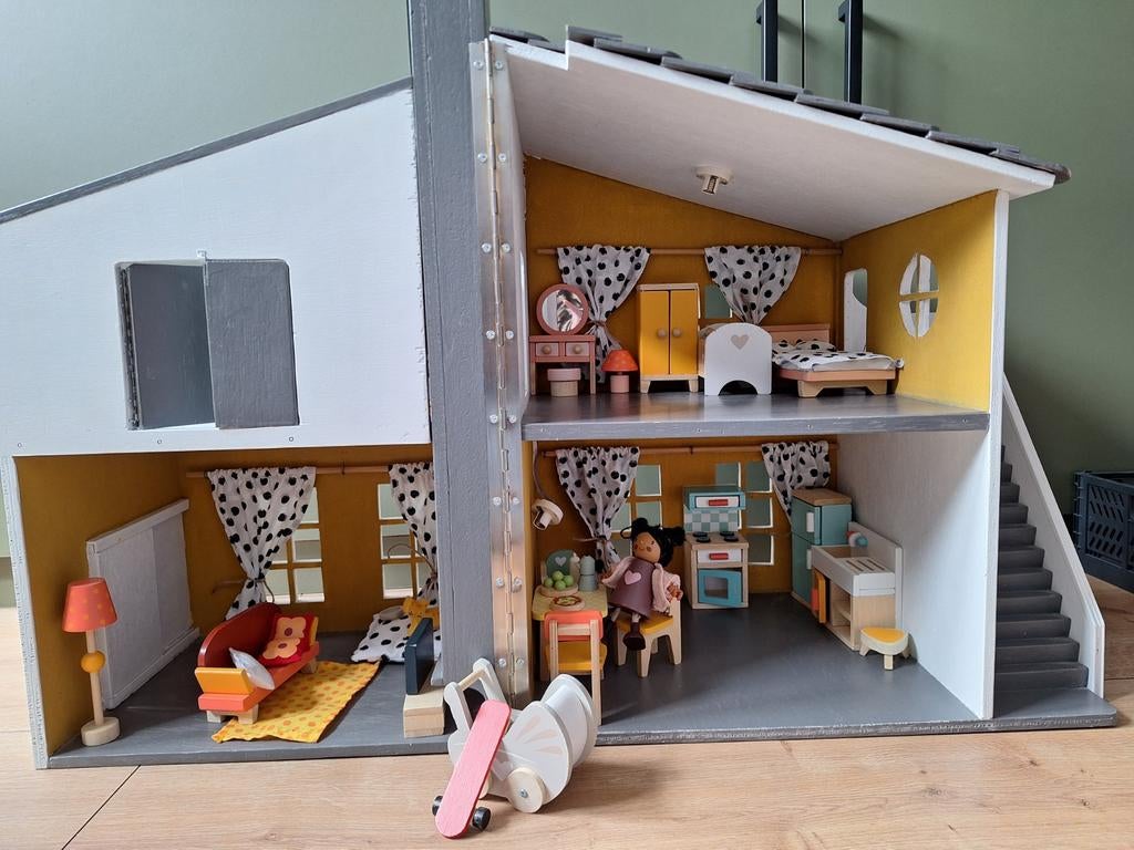 Houten poppenhuis met meubels en poppetjes, Kinderen en Baby's, Speelgoed | Poppenhuizen, Ophalen, Zo goed als nieuw, Poppenhuis
