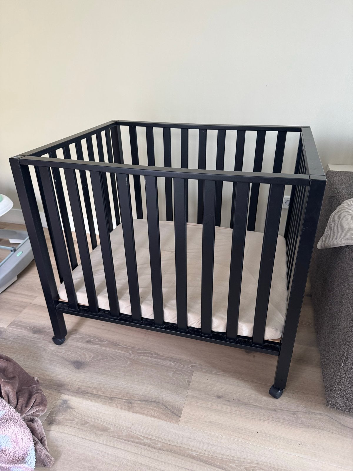 Zwarte box met matras, Kinderen en Baby's, Ophalen, Gebruikt, Vierkant, Wieltjes