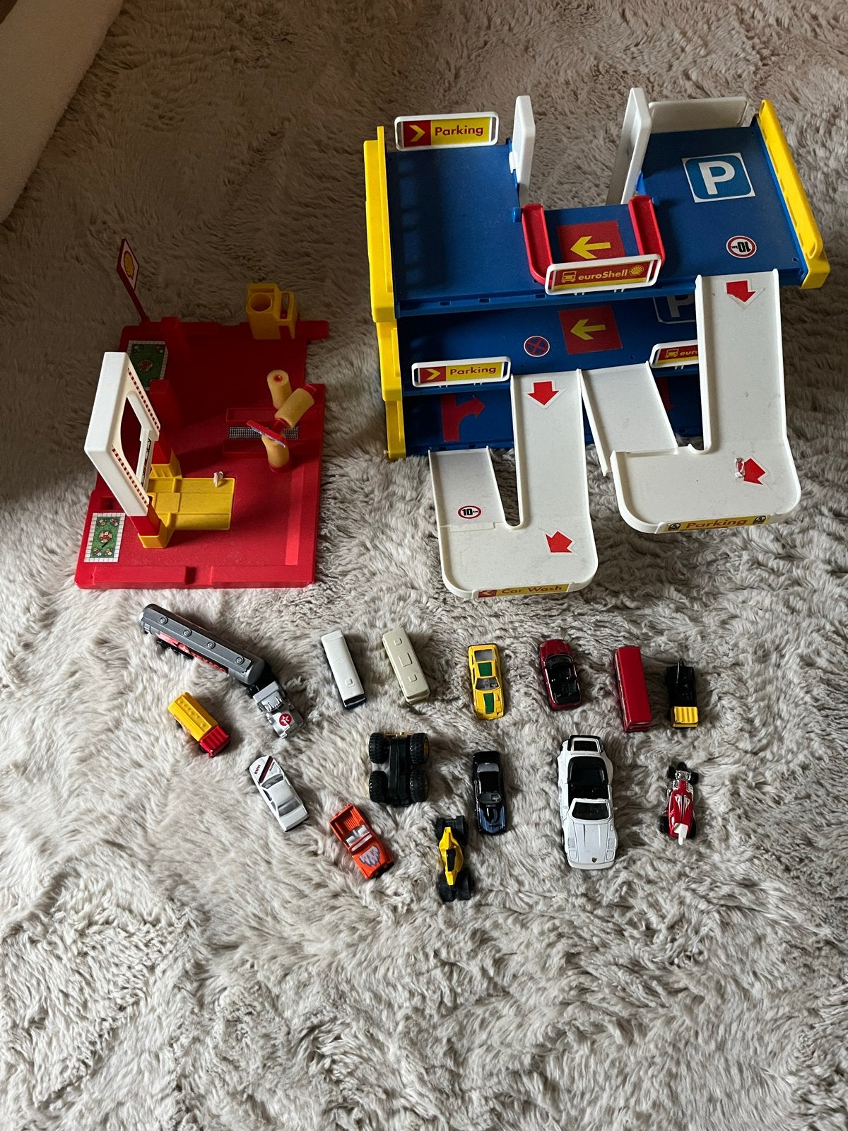 Speelgoedgarage met tankstation en diverse auto's, Ophalen, Gebruikt
