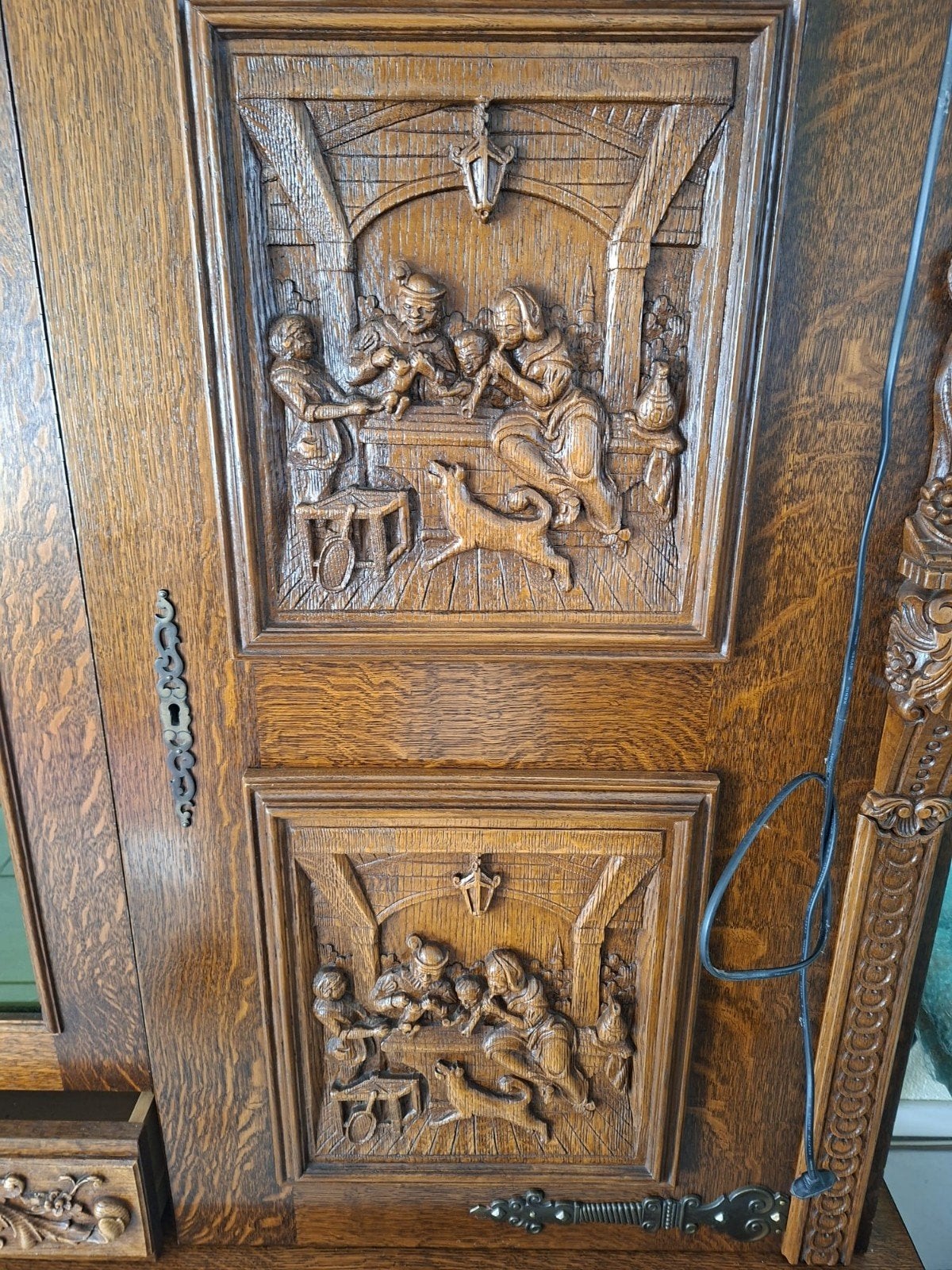 Antiek eiken dressoir met houtsnijwerk en glas-in-lood, Ophalen