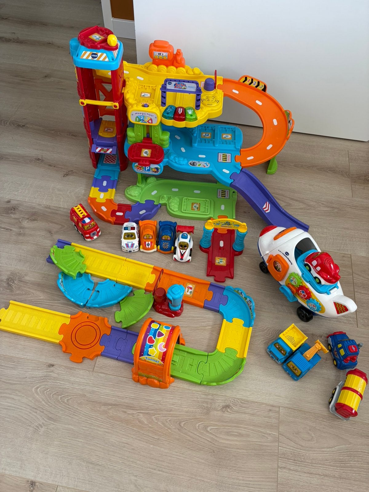 Vtech toet toet garage, vliegtuig + auto’s, Ophalen, Zo goed als nieuw, 2 tot 4 jaar