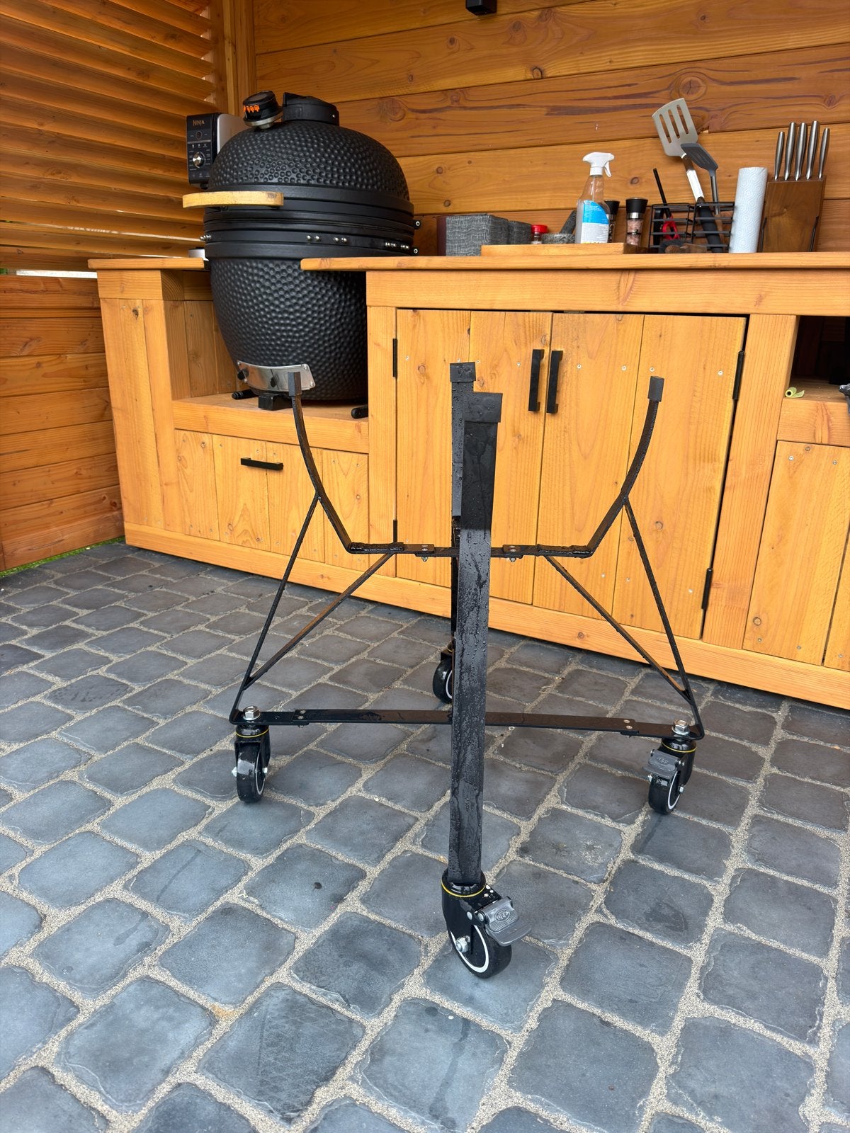Onderstel Large kamado (op de foto is die nat), Ophalen, Zo goed als nieuw