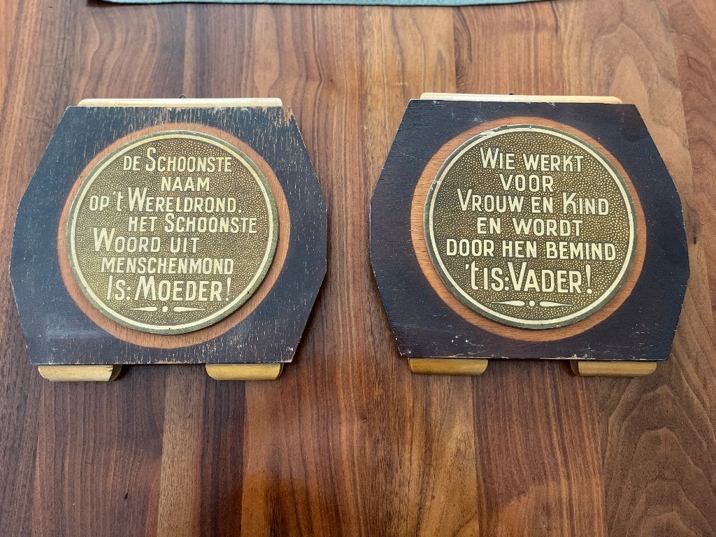 Wandborden Moeder en Vader, hout met koperkleurig medaillon, Antiek en Kunst, Ophalen of Verzenden