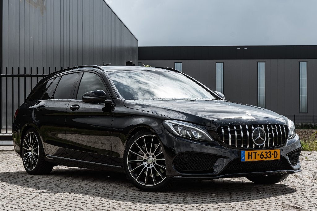 Mercedes C350e PHEV | AMG | Bomvol | Leder | Burmester | HUD, Auto's, Automaat, Achterwielaandrijving, Zwart, Stationwagon