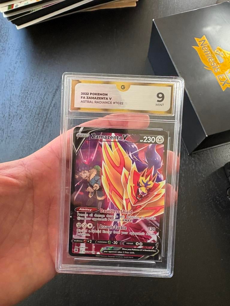 Zamazenta v grade 9, Hobby en Vrije tijd, Verzamelkaartspellen | Pokémon, Ophalen of Verzenden, Zo goed als nieuw, Meerdere kaarten