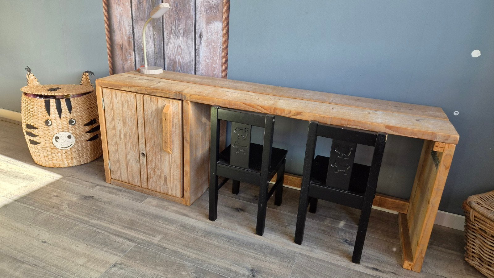 Steigerhouten bureau met 2 zwarte stoeltjes, Huis en Inrichting, Ophalen, Opbergruimte, 150 cm, Hout