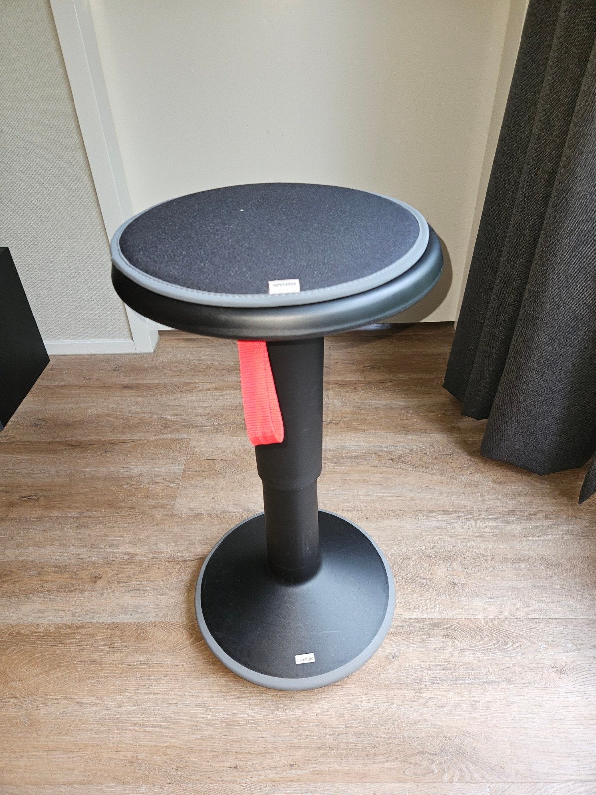 Interstuhl Up ergonomische kruk inclusief 2 kussens, Huis en Inrichting, Ophalen, Zwart, Zo goed als nieuw, Bureaukruk