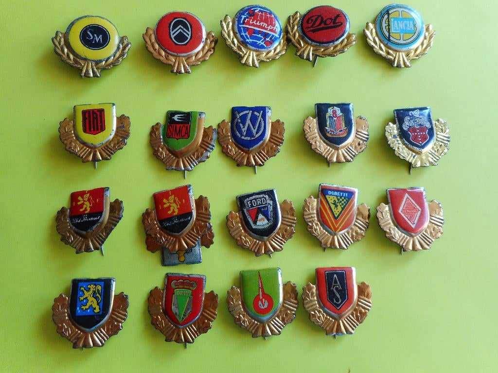 Speldjes: 62 stuks met oldtimers,  auto- en motormerken, Verzamelen, Ophalen of Verzenden, Gebruikt, Overige onderwerpen