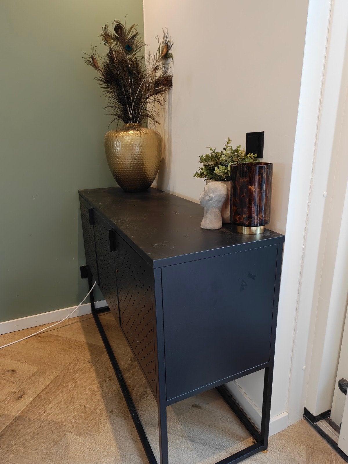 Zwart metalen dressoir/opbergkast met geperforeerde deuren, Huis en Inrichting, Ophalen
