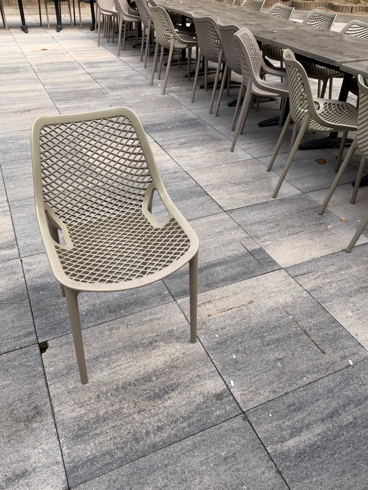 Foto 6 van Stapelbare tuinstoelen van kunststof en metaal