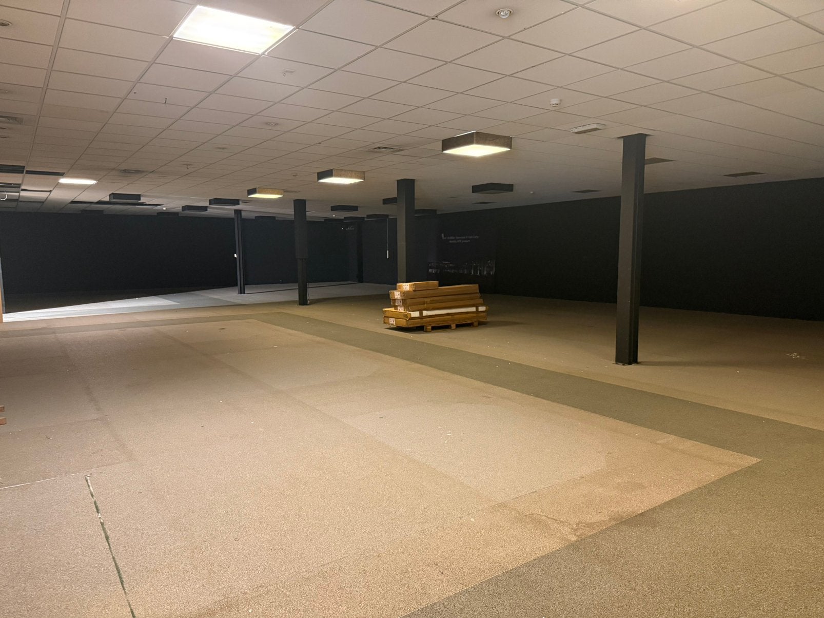 1400m2 brandwerend systeemplafond., Ophalen, Zo goed als nieuw
