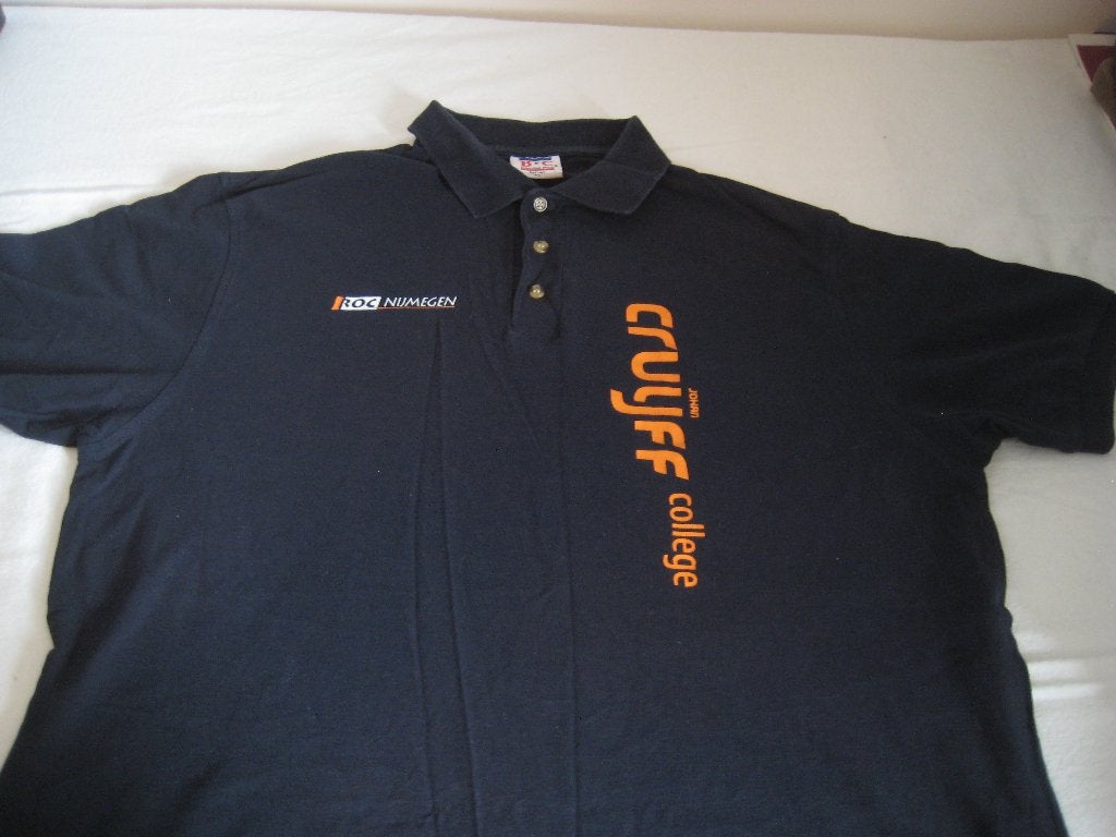 polo van het Cruyff college - maat XL, Kleding | Heren, Ophalen of Verzenden, Zo goed als nieuw, Maat 56/58 (XL), Blauw