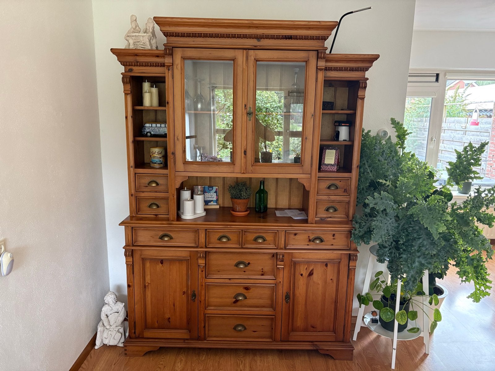 Massief grenen buffetkast met vitrine en lades, Ophalen, Gebruikt, 100 tot 150 cm, Met lade(s)