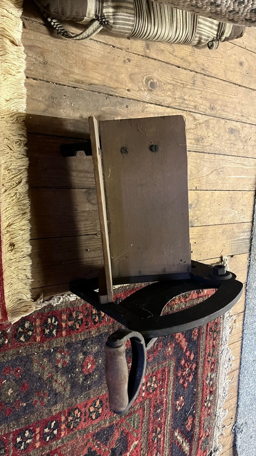 Antieke broodsnijmachine, Ophalen