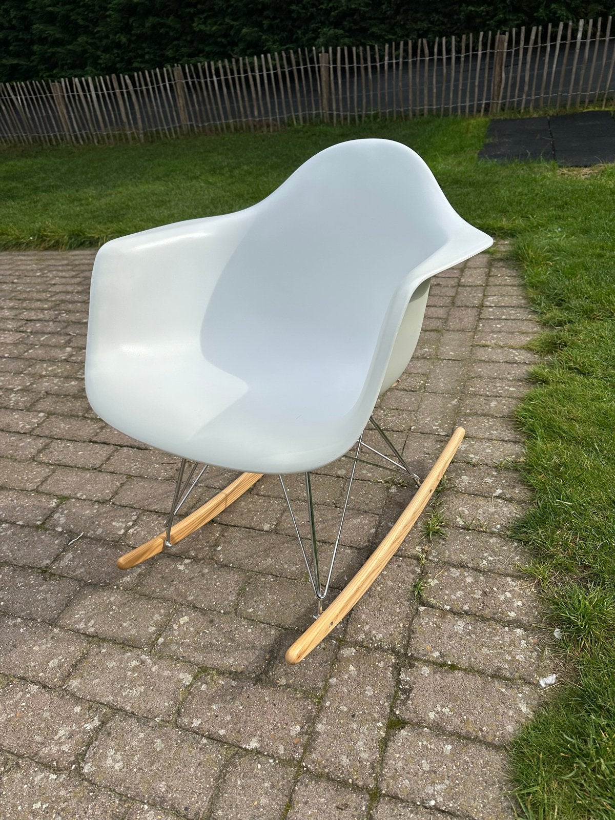 Schommelstoel Eames RAR stijl wit met houten runners, Wit, Zo goed als nieuw, Eén, Ophalen