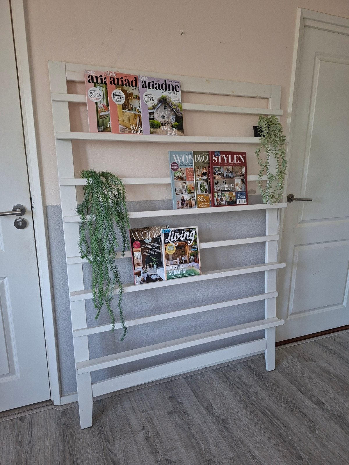 Vtwonen witte houten tijdschriftenrek / wandrek, Ophalen, Met plank(en), Gebruikt, 50 tot 100 cm
