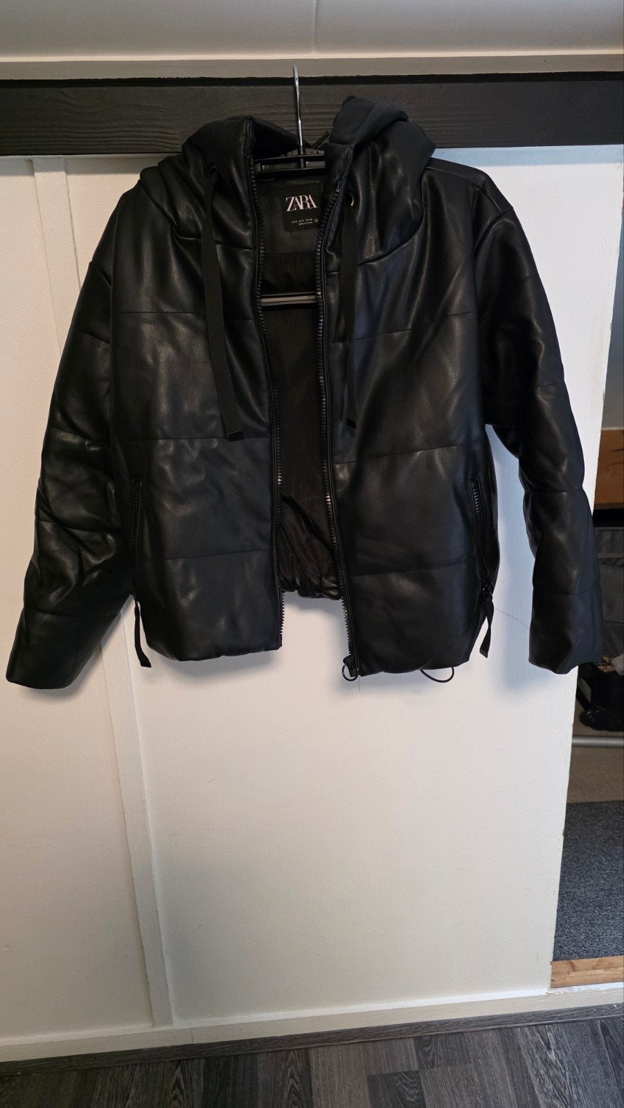 Zwarte Zara Puffer Leer Jas met Capuchon - Maat S, Kleding | Dames, Zara, Ophalen of Verzenden