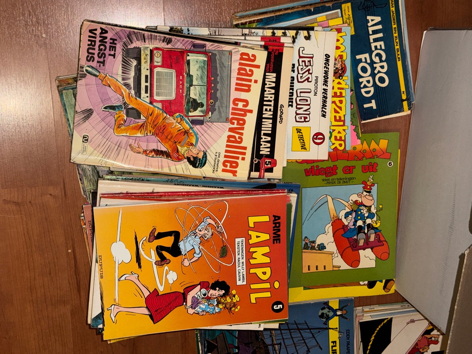 Grote collectie diverse stripboeken en graphic novels, Boeken, Meerdere stripboeken, Ophalen of Verzenden, Gelezen