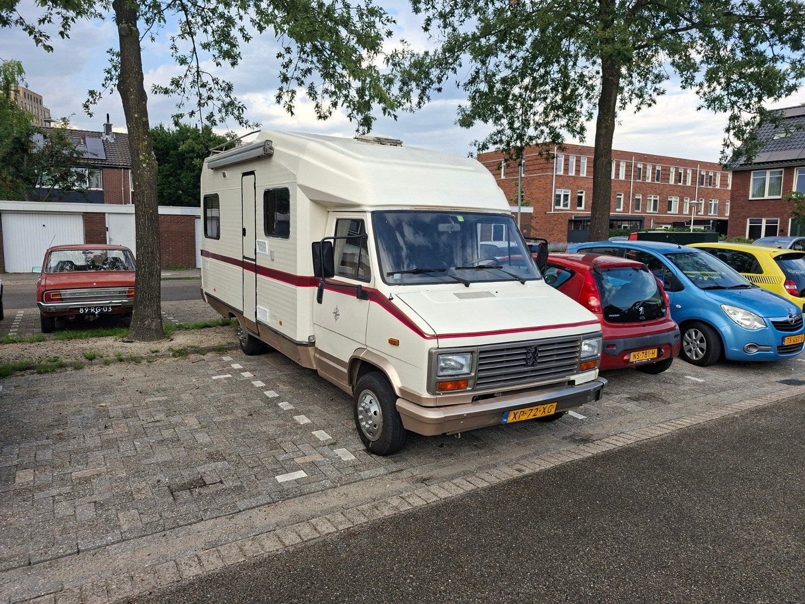 Peugeot j5 Camper - benzine,nieuwe apk, Caravans en Kamperen, Campers, Overige merken, Buscamper of Camperbus, Koelkast, Treinzit