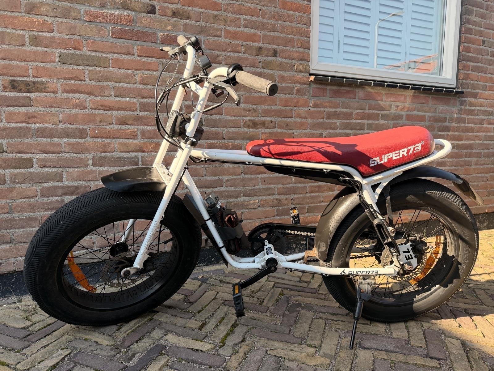 Super73 E-bike - Wit met rood zadel, Gebruikt, Minder dan 47 cm, 30 tot 50 km per accu, Ophalen