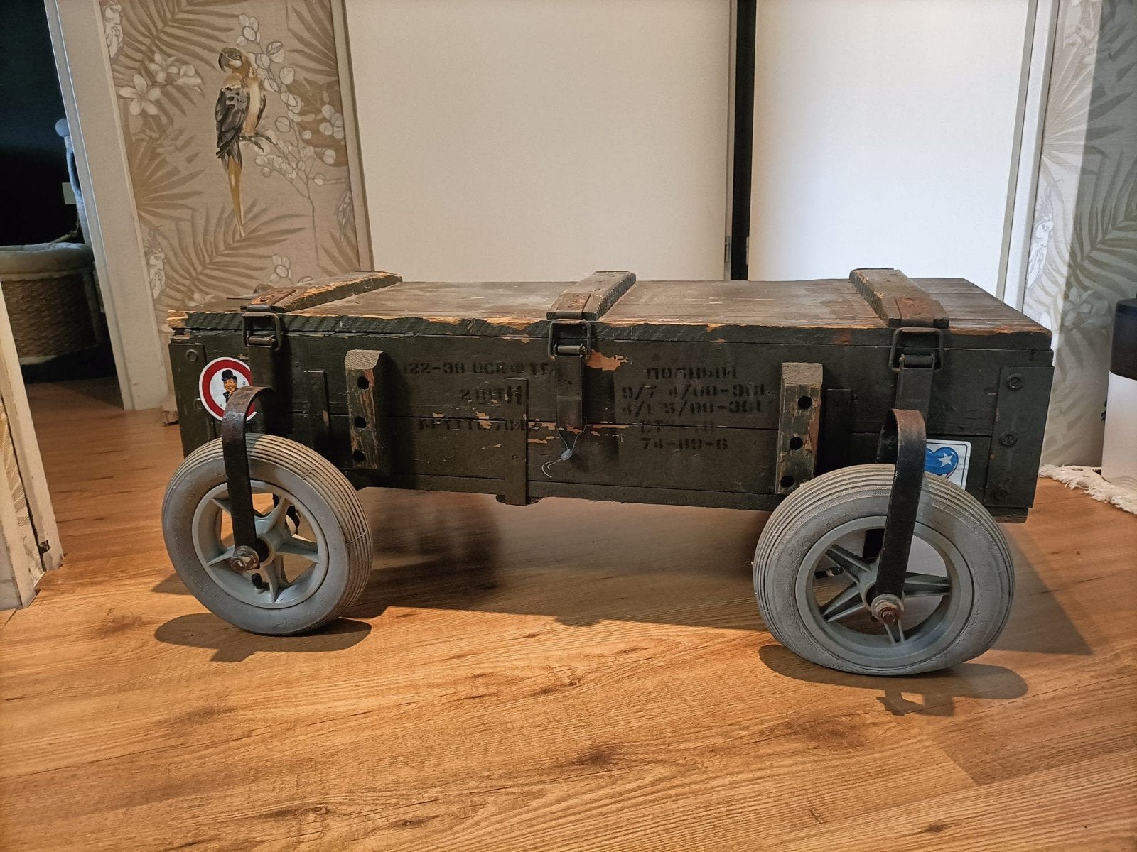 Unieke militaire kist op wielen - decoratief en praktisch, Huis en Inrichting, Woonaccessoires | Kisten, Gebruikt, Minder dan 50 cm