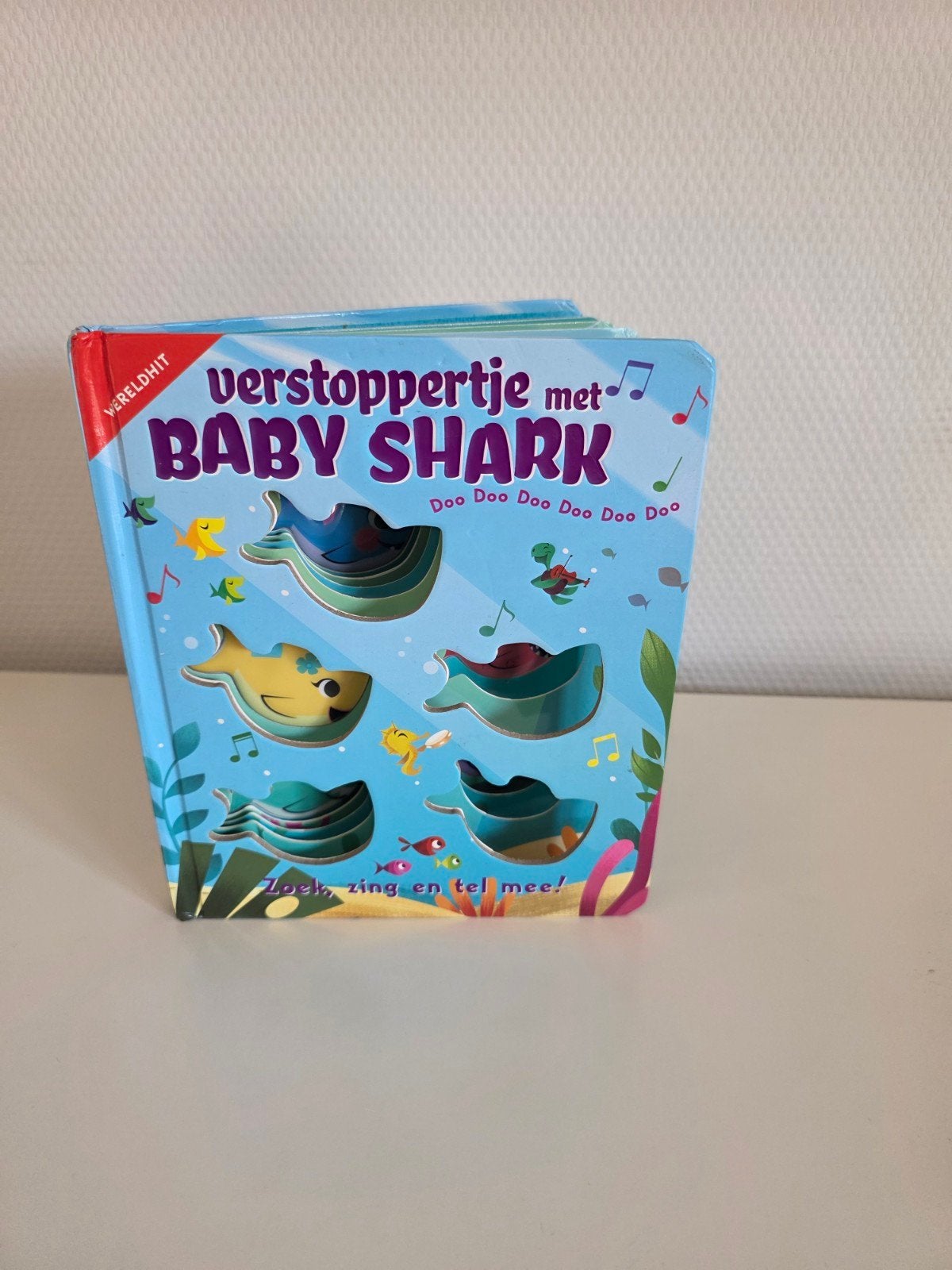 Verstoppertje met Baby Shark! - Zoek, zing en tel mee!, Ophalen of Verzenden, Zo goed als nieuw, 2 tot 3 jaar, Scholastic Inc.