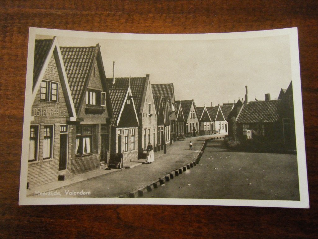 F89 - Volendam - Straat - Klederdracht - Mooi/Oud, Ophalen of Verzenden, 1940 tot 1960, Noord-Holland