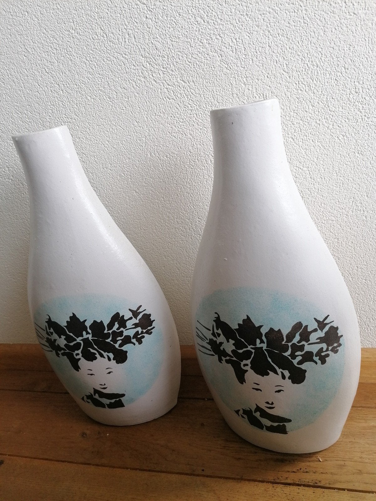 Set van 2 Witte Vazen met Handgemaakt Gezicht en Bladeren, Ophalen, Overige materialen, Gebruikt, Wit
