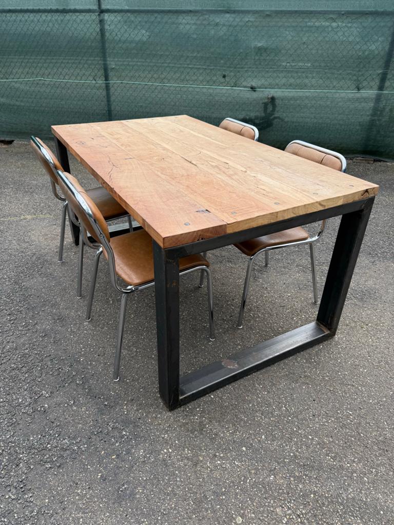 Retro eettafel met industriële look en 4 stoelen, Huis en Inrichting, Tafels | Eettafels, Ophalen, Gebruikt, Vier personen, Metaal