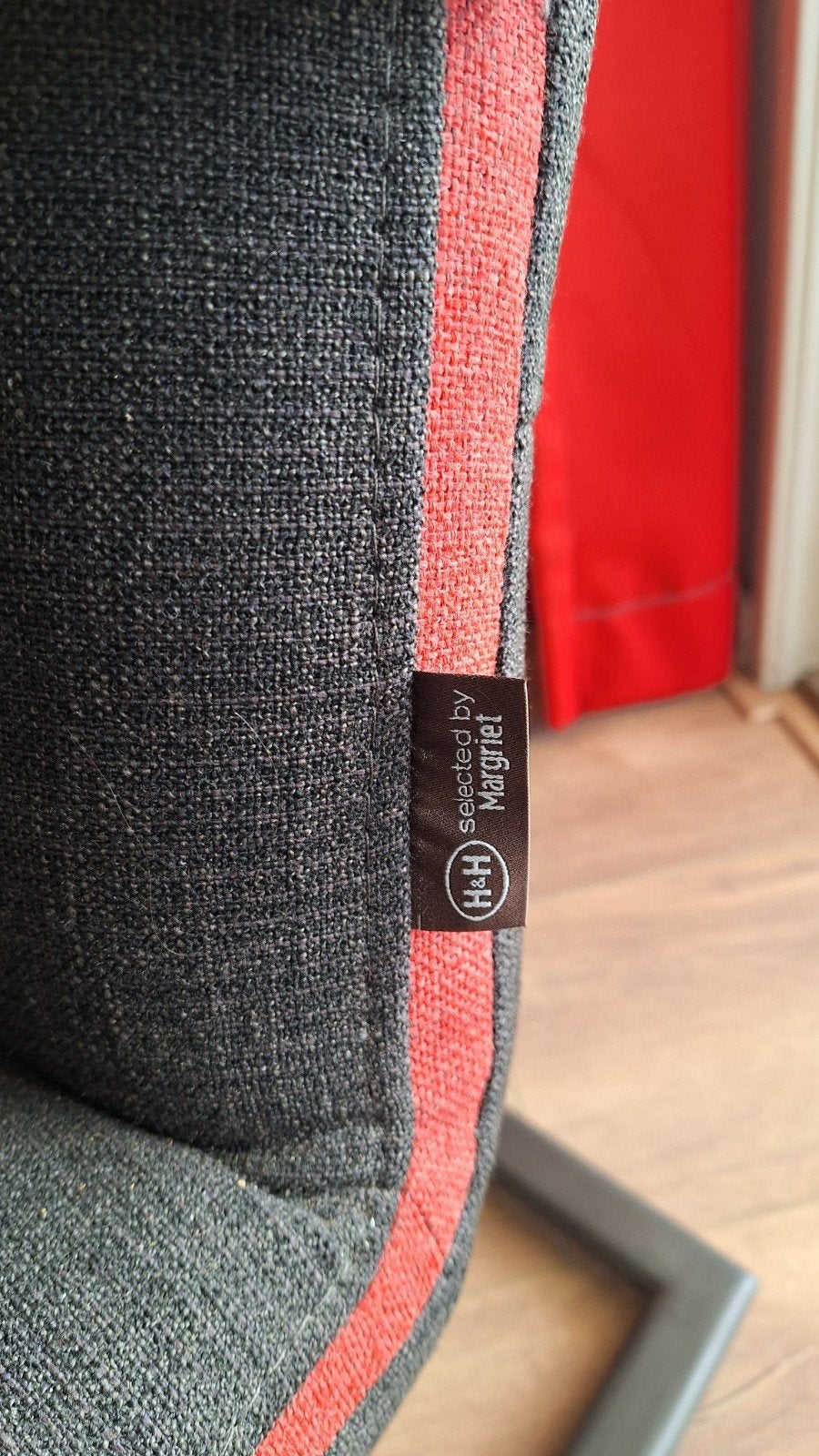 Moderne grijze stoel met rood biesje - H&H Margret, Ophalen, Zo goed als nieuw, Rood, Eén