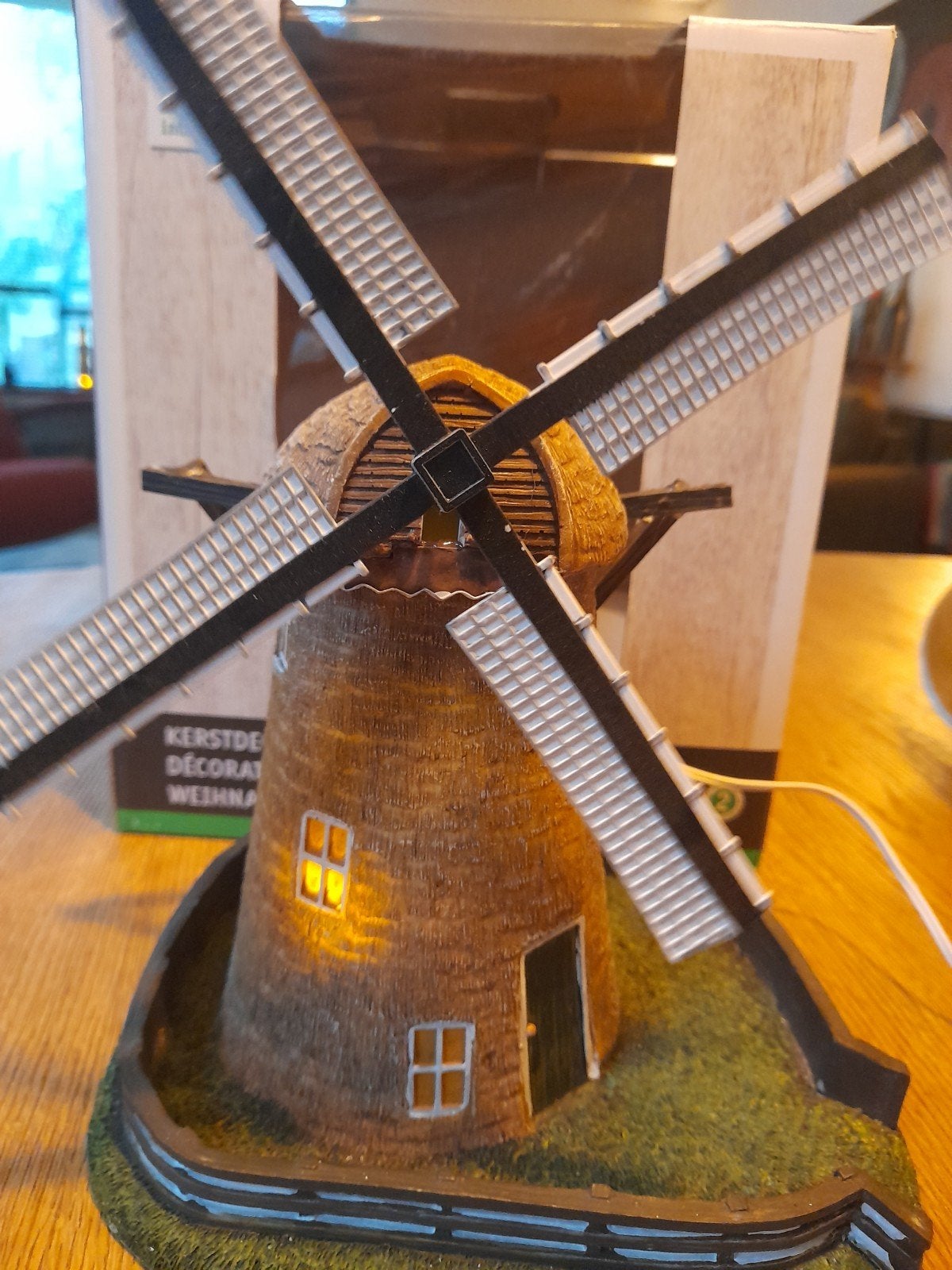 Kerstdorp molen met rieten dak 21 x 19 x 22 cm, Ophalen of Verzenden, Zo goed als nieuw