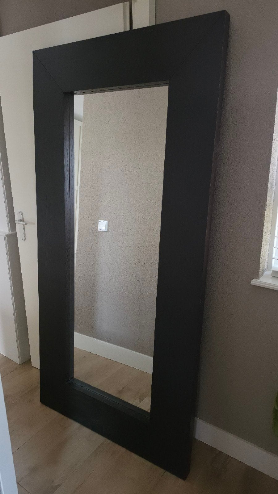 Grote zwartbruine spiegel met houten frame, Huis en Inrichting, Ophalen, Gebruikt, 75 tot 100 cm, 150 tot 200 cm
