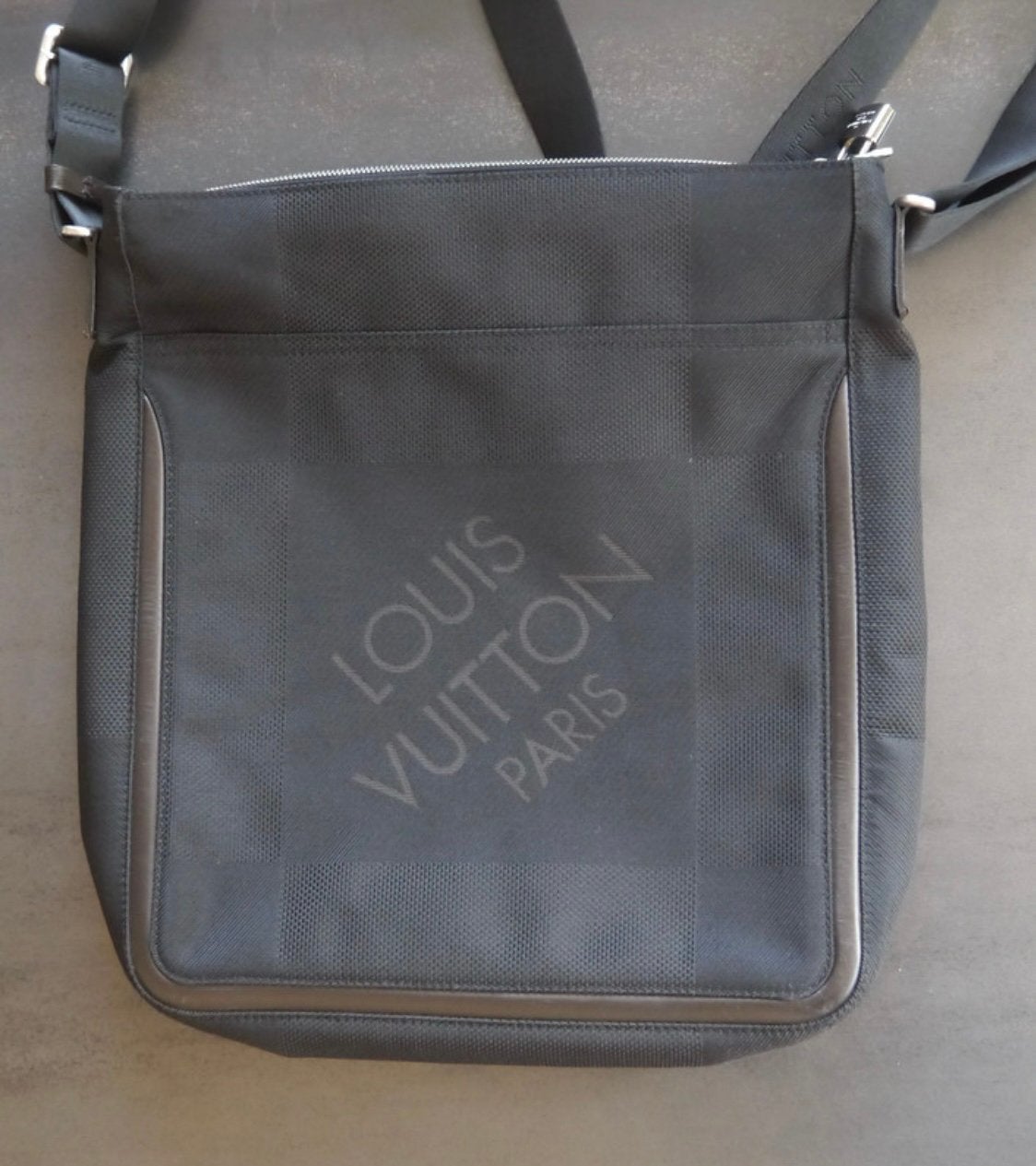 Louis Vuitton Messenger Tas - Stijlvol en Praktisch, Ophalen of Verzenden, Zo goed als nieuw, Zwart