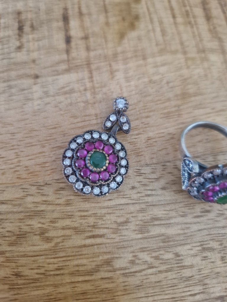 Antieke, zilveren hanger en ring. Robijn, smaragd. Mt 16,5.