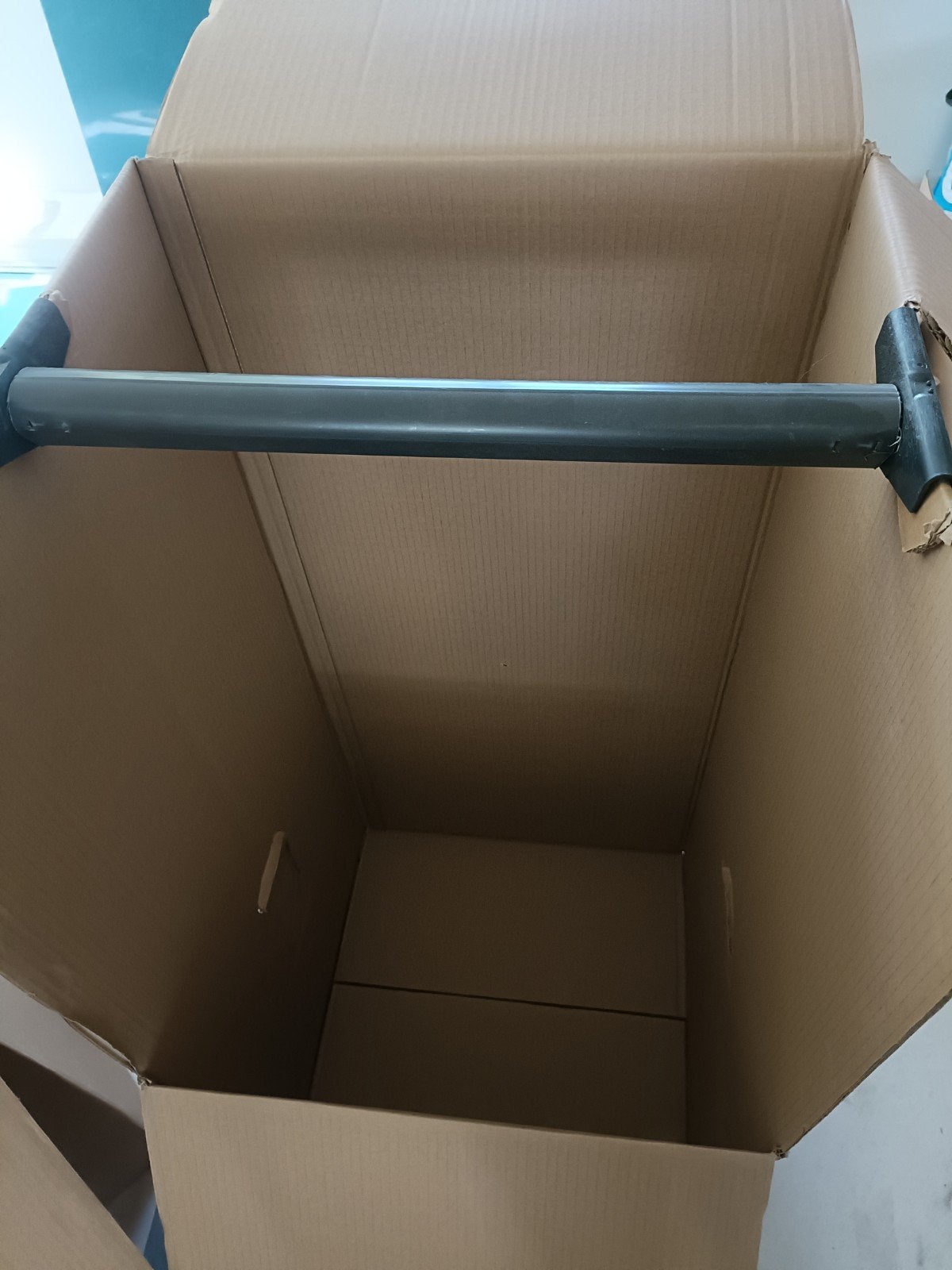 Garderobedozen (3 stuks) - 1 met gescheurd handvat, Ophalen, Gebruikt