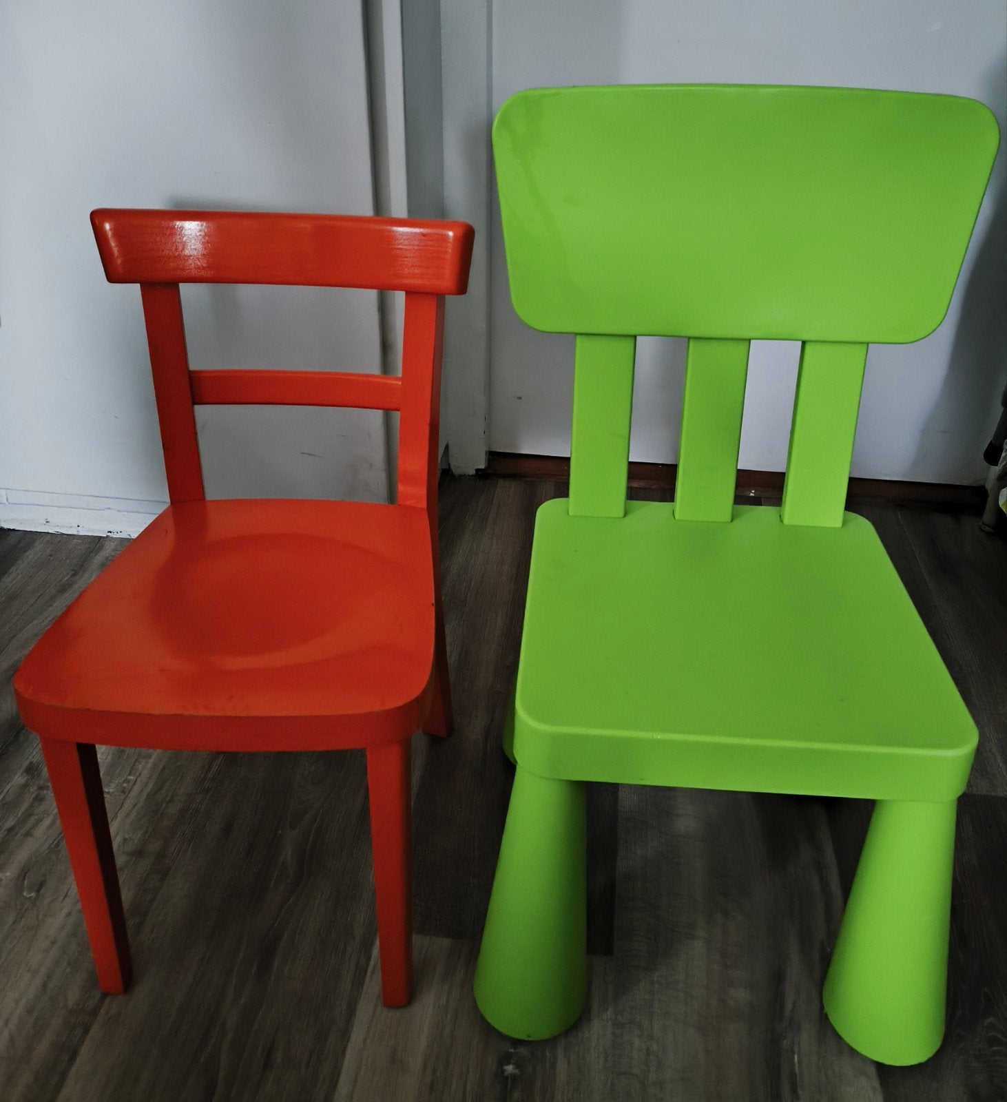 Kinderstoeltjes oranje en groen, Kinderen en Baby's, Kinderkamer | Tafels en Stoelen, Ophalen, Zo goed als nieuw, Stoel(en)