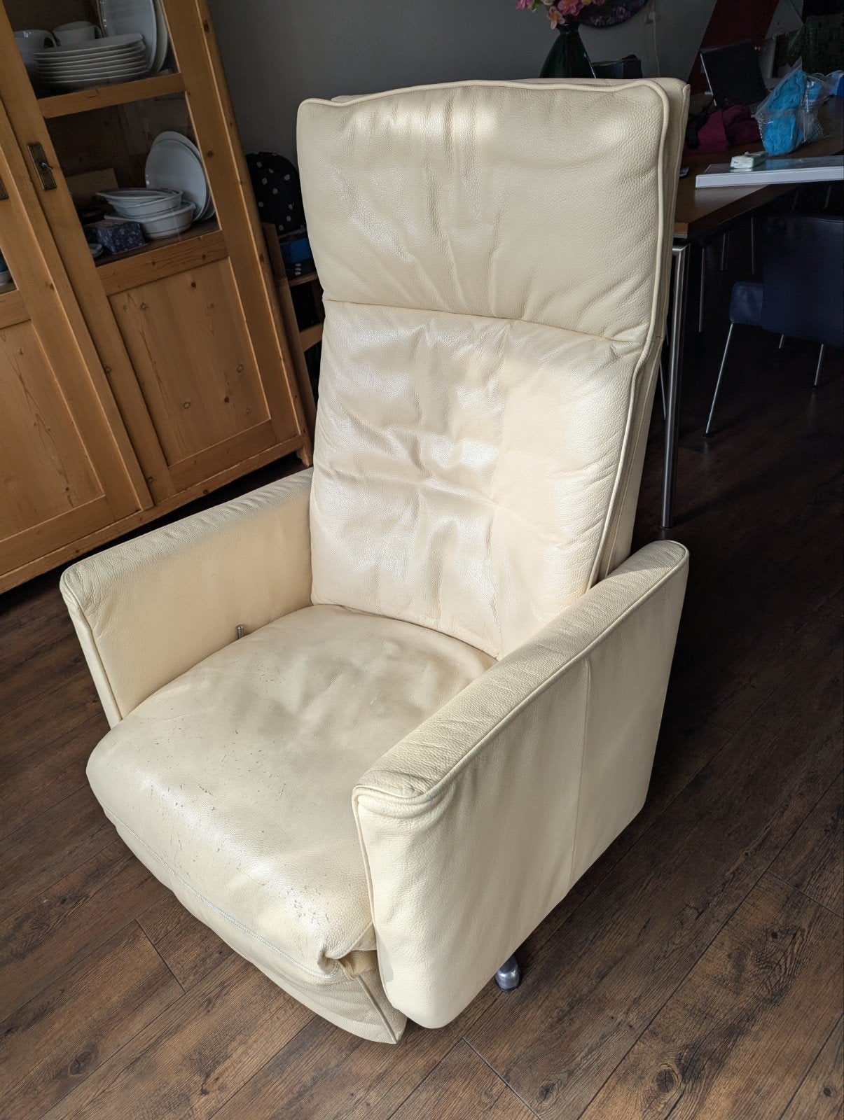 Relaxfauteuil, crème leer, mechanisch verstelbaar, Ophalen, Gebruikt, 50 tot 75 cm, Leer