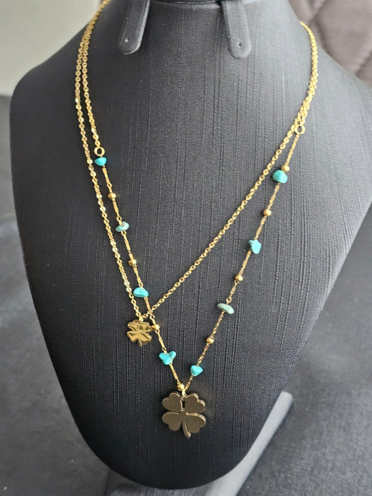 Gouden kleur  ketting met klavertje vier en turquoise steent, Overige materialen, Nieuw, Ophalen of Verzenden, Met edelsteen