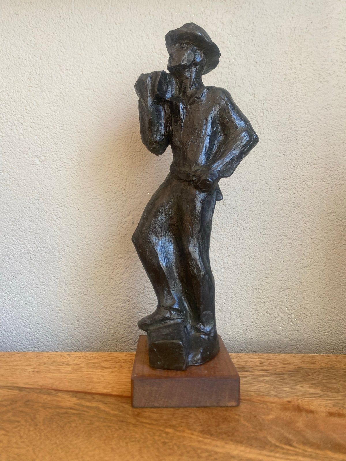 Stenen beeldje van man met hoed, 29 cm hoog, Antiek en Kunst, Ophalen of Verzenden, 20 - 50 cm, Beeld, Man