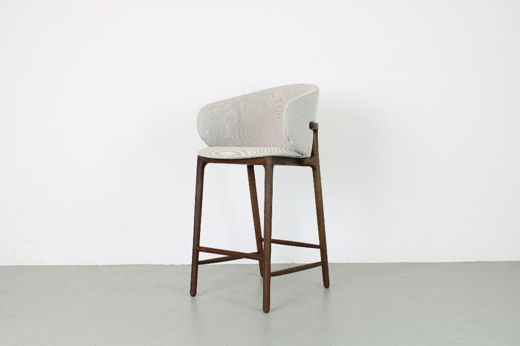 Artisan Mela barkrukken, Europees walnoot, stoffen zitting, Ophalen, Met voetsteun, 60 tot 90 cm, Nieuw
